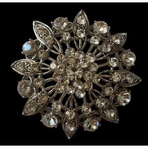 Beautiful vintage rhinestone brooch pin